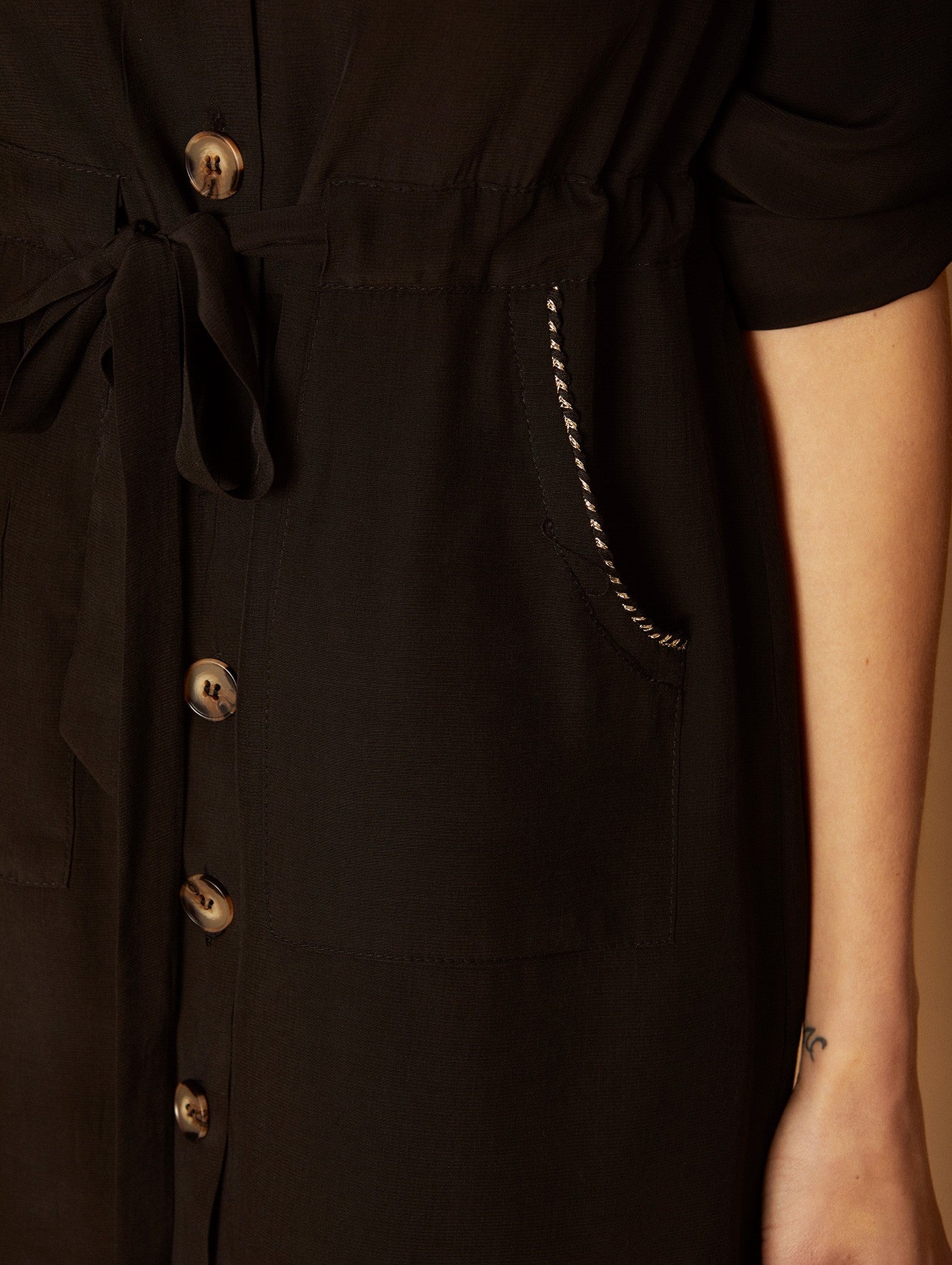 Μαύρο φόρεμα με κουμπιά
